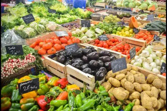 Vegetable Prices Surge in Delhi: Tomatoes Now Cost Rs 100 Per Kg